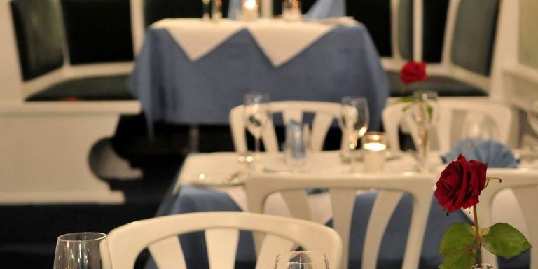 Schorn sit, eat, talk and repeat. Ein Tisch im Restaurant SCHORN in der Nische für UNS! Für ein gutes Gespräch und den Genuss!