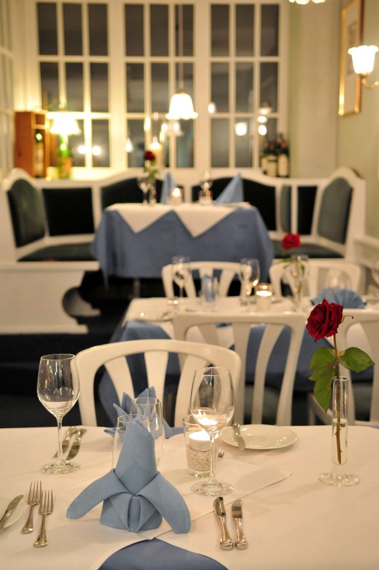 Ein Tisch im Restaurant SCHORN in der Nische für UNS! Für ein gutes Gespräch und den Genuss!